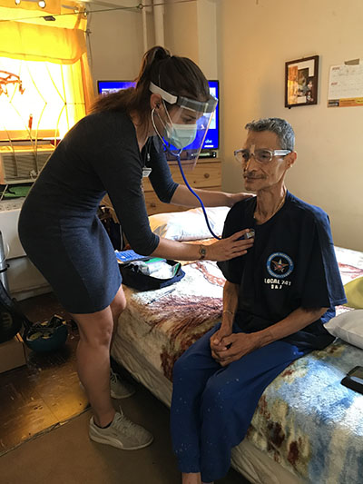 A nurse practitioner in Mount Sinai’s hospital-at-home program treats a recent patient with lung issues.