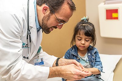 Jeffrey Walden, MD, treats a patient in a refugee clinic staffed by physicians, residents, and students from the University of North Carolina School of Medicine.